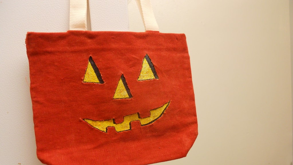 How to Use Acrylic Paint on Tote Bags