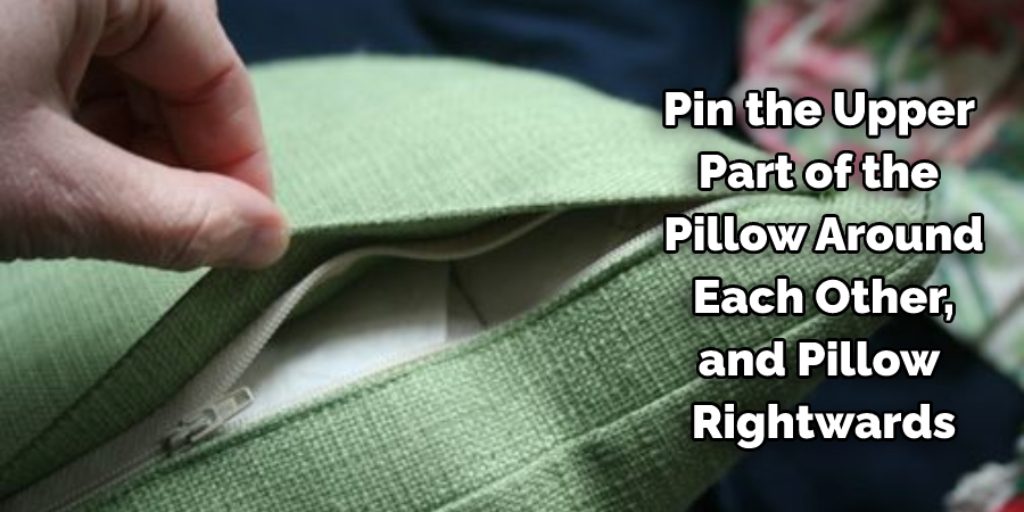 Pin the upper part of the pillow around each other, and pillow rightwards