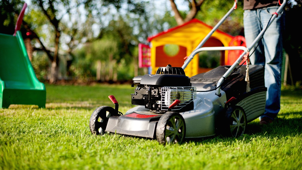 How to Cut Tall Grass With a Riding Mower