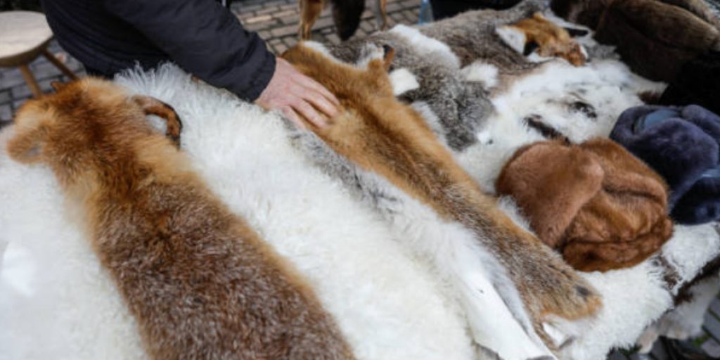 As for the first step of how to make a throw from an old fur coat, you need to wash your fur coats properly. 