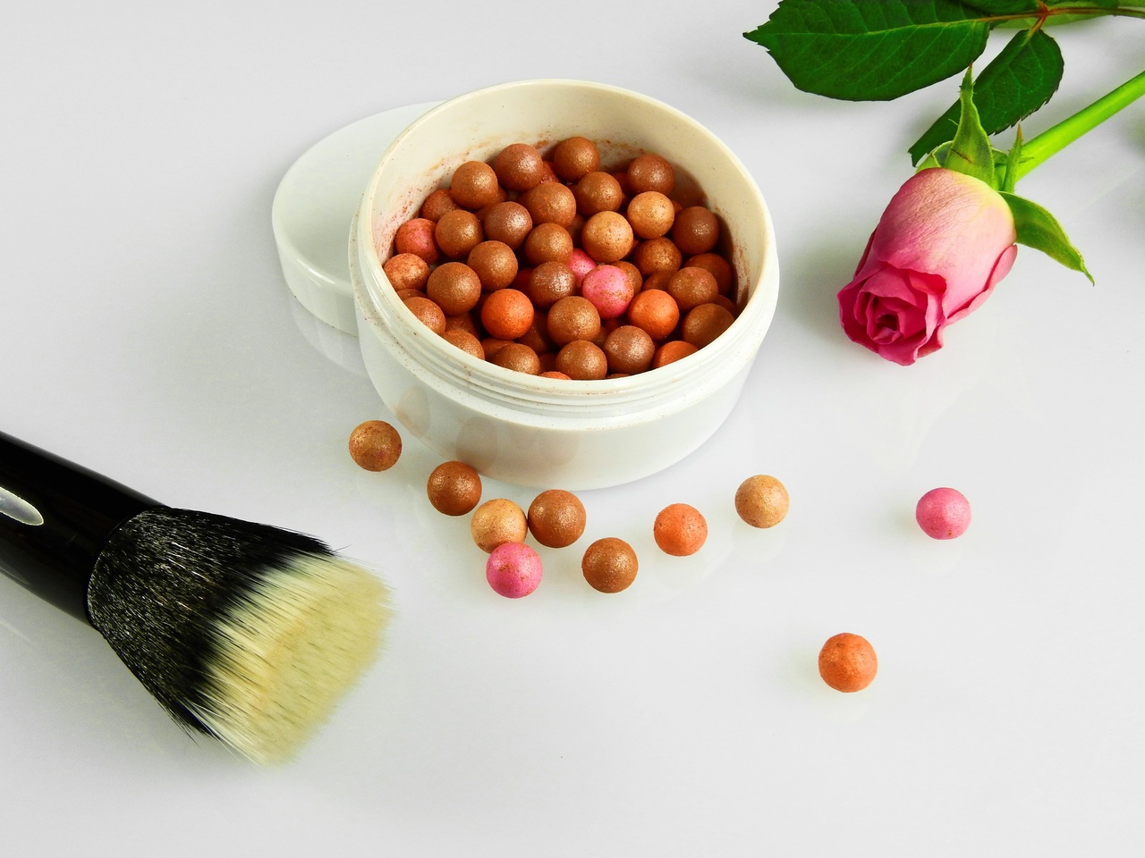 There are diversified makeup kits available in the market. Among them, bronzing pearls are much famous