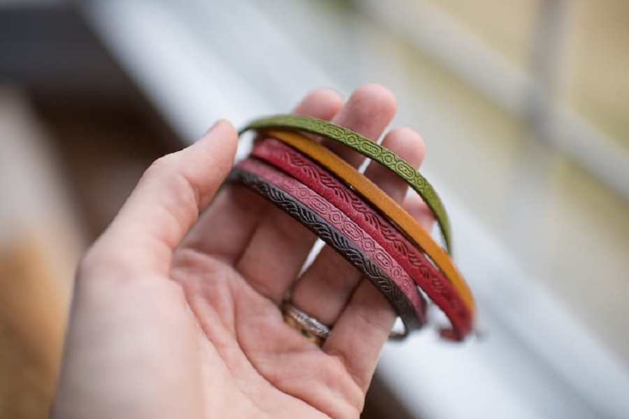 How to Make Bracelets With Plastic String