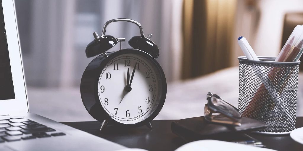 How to Set an Alarm on an Analog Clock