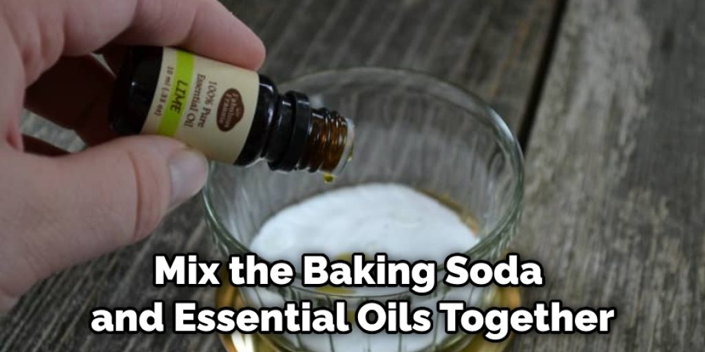 Mix the Baking Soda and Essential Oils Together