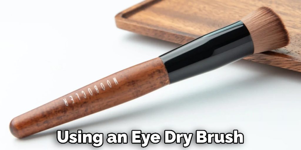Using an Eye Dry Brush