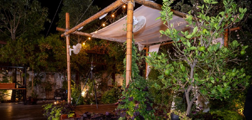 How to Decorate a Pergola With Lights