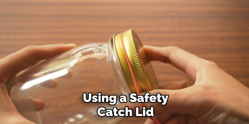 Using a Safety Catch Lid