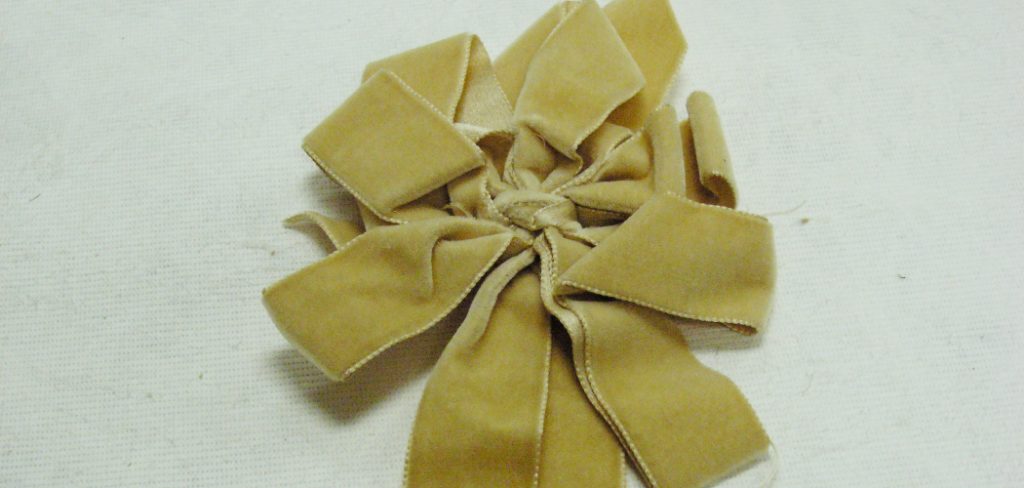 How to Tie a Bow With Burlap Ribbon