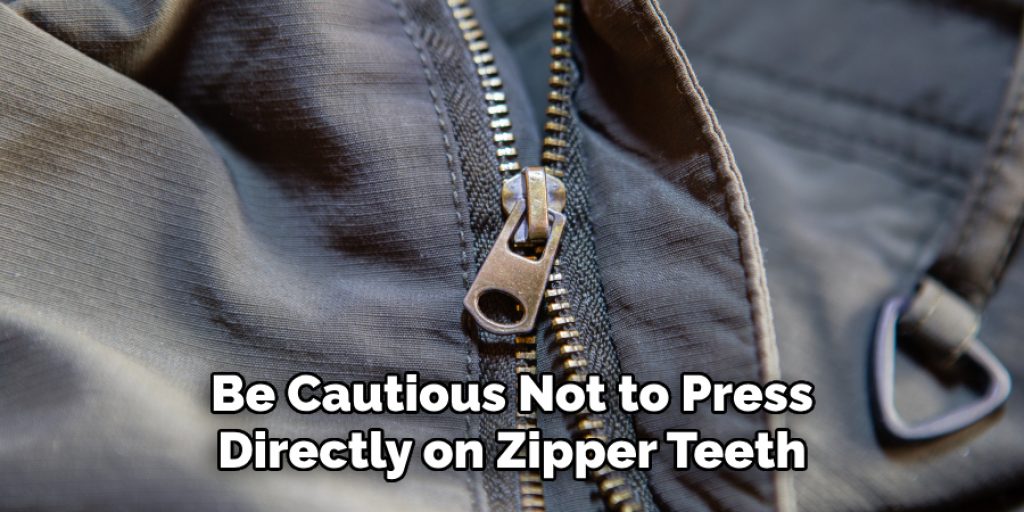 Be Cautious Not to Press 
Directly on Zipper Teeth