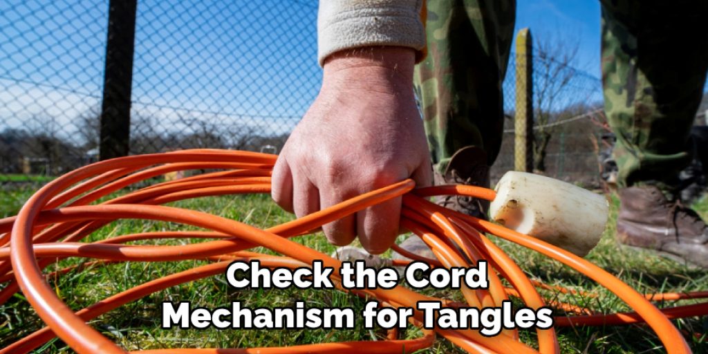 Check the Cord
Mechanism for Tangles