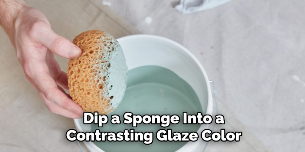 Dip a Sponge Into a
Contrasting Glaze Color