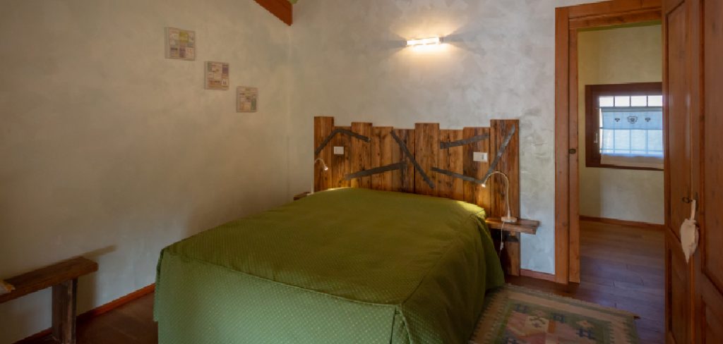 How to Decorate a Bedroom with Cherry Wood Furniture