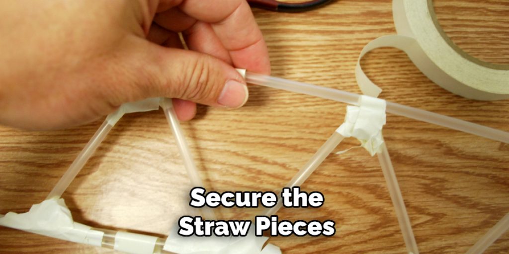 Secure the
Straw Pieces
