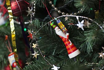 How to Make a Christmas Tree Skirt From a Round Tablecloth