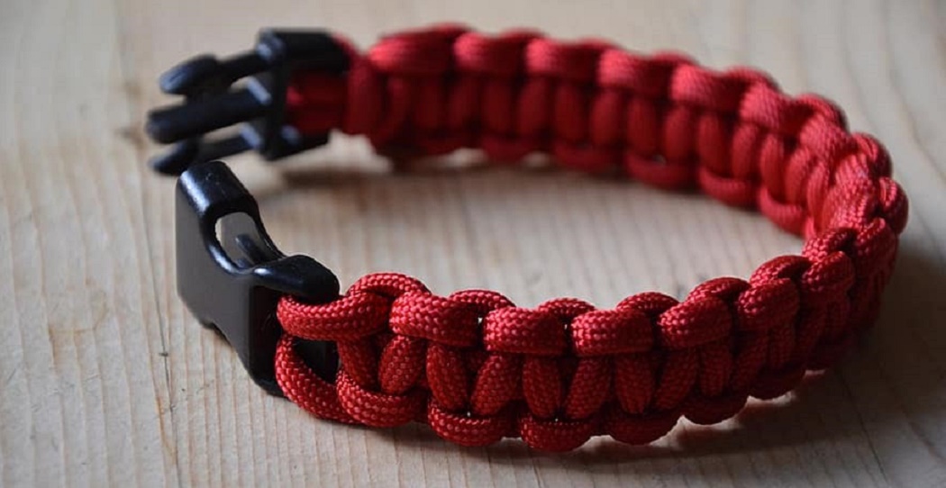 How to Make a Paracord Bracelet With Three Colors?