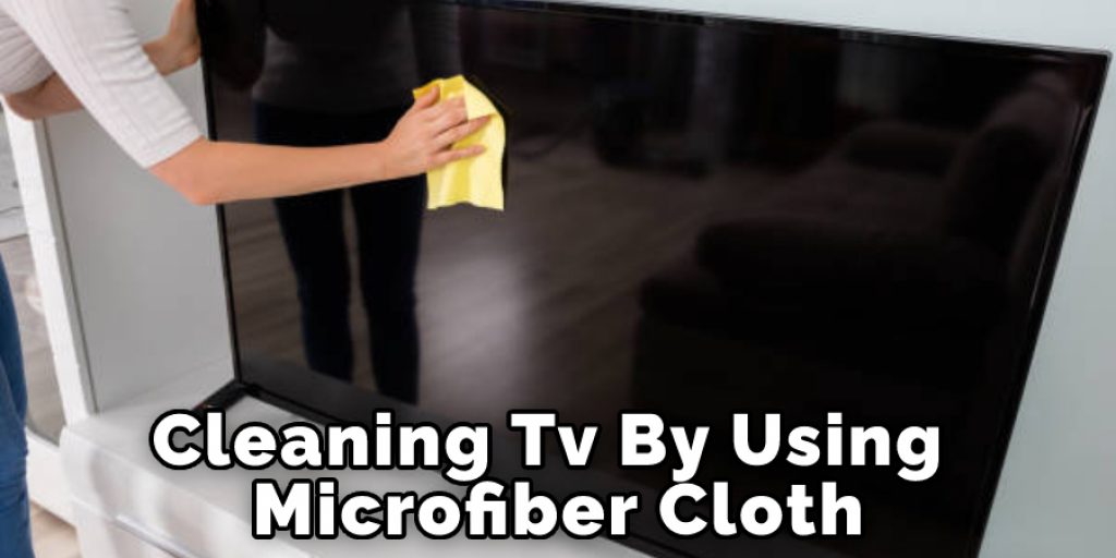 Cleaning Tv By Using Microfiber Cloth