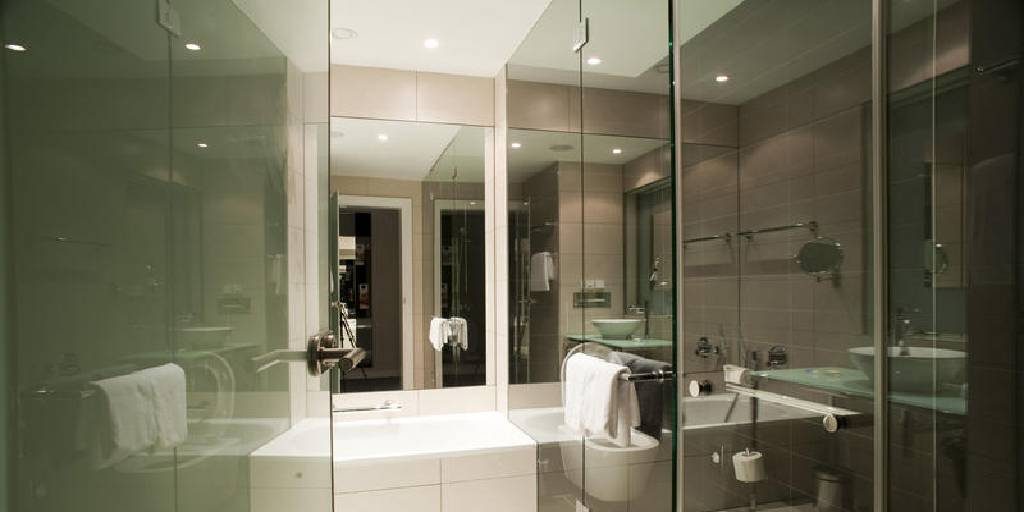 How to Keep a Glass Shower Door Closed