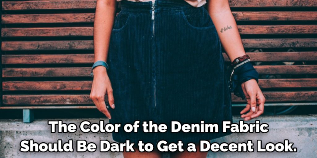 The color of the denim fabric should be dark to get a decent look