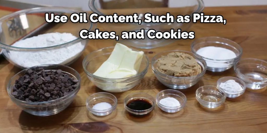 Bread with high oil content, such as pizza, cakes, and cookies, should be stored on lower shelves where condensations do not collect or build up near those baked goods.