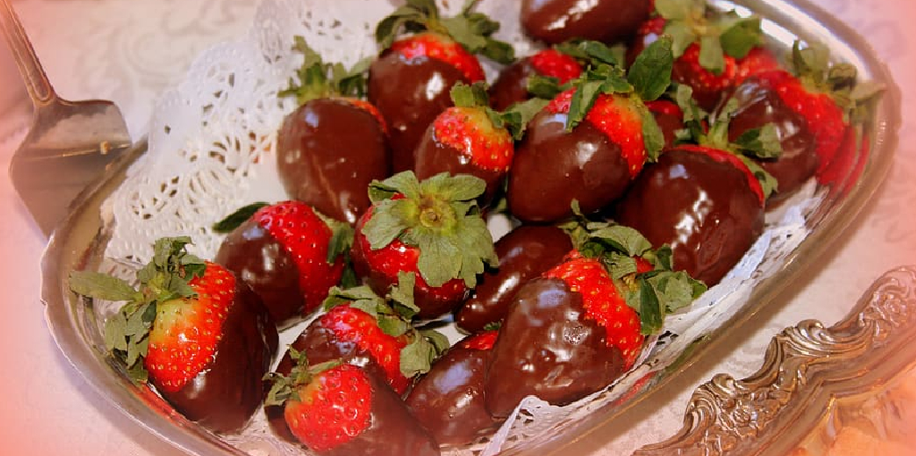 How to Make Chocolate Covered Strawberries on a Stick