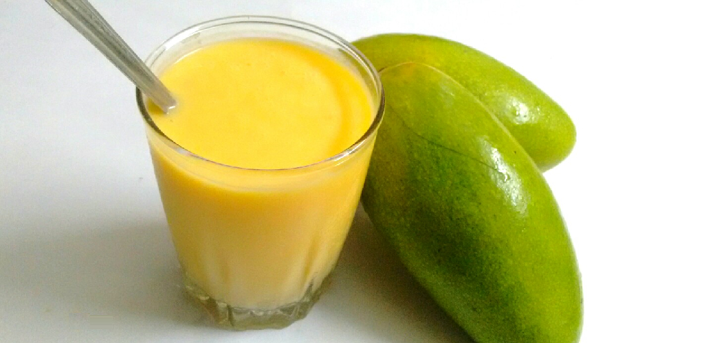 How to Make Mango Smoothie With Milk