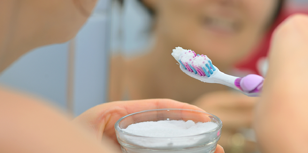 How to Whiten Teeth With Baking Soda and Lemon