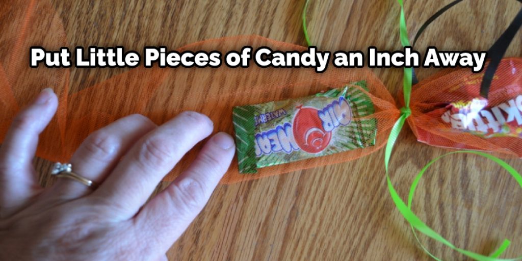  You're going to want at minimum a field, but if you're creating leis for people, go further. In the middle of the wrap, put little pieces of candy an inch away. 