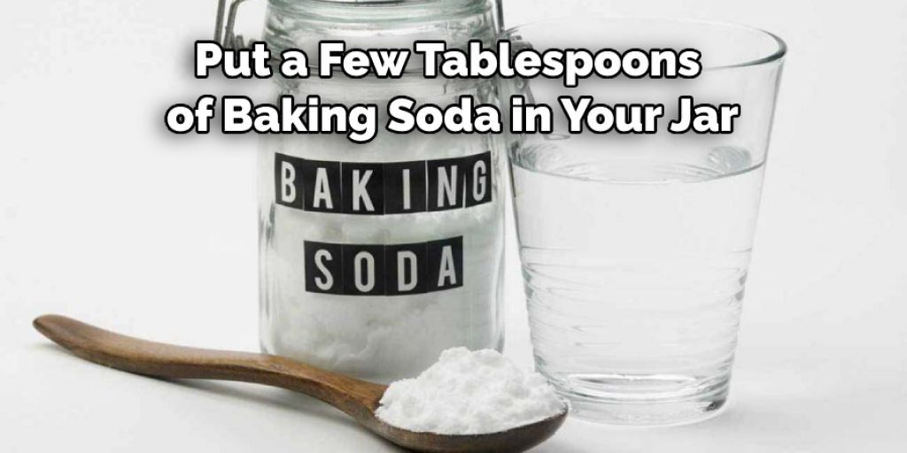 Put a Few Tablespoons of Baking Soda in Your Jar