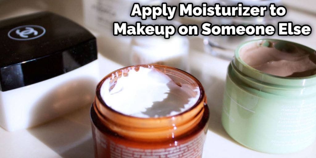 Apply Moisturizer to Makeup on Someone Else