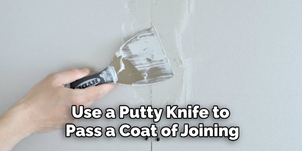 Use a Putty Knife to Pass a Coat of Joining