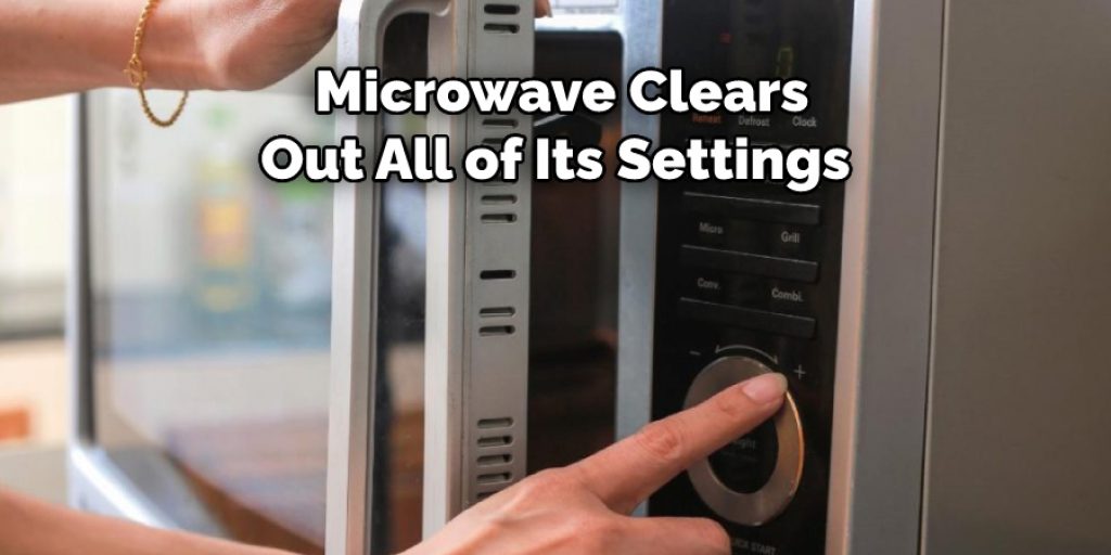  Microwave Clears Out All of Its Settings