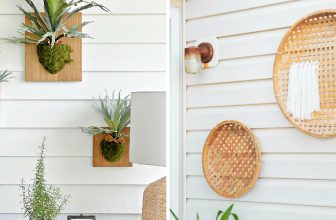 How to Hang Decorations on Vinyl Siding