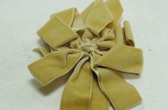 How to Tie a Bow With Burlap Ribbon