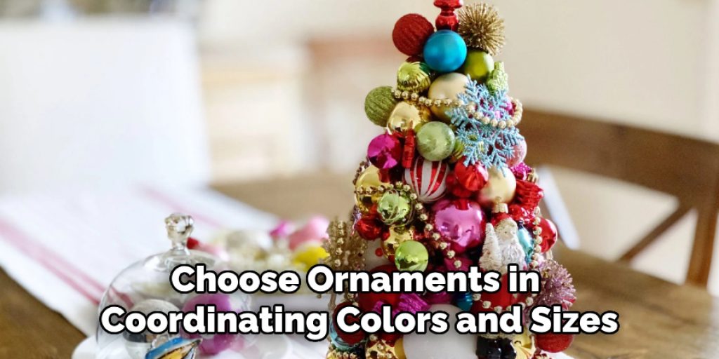 Choose Ornaments in 
Coordinating Colors and Sizes