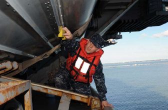 How to Clean Hull of Boat