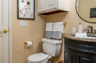 How to Decorate Bathroom Shelves