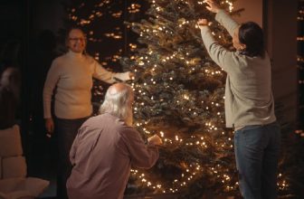 How to Decorate an Aluminum Christmas Tree