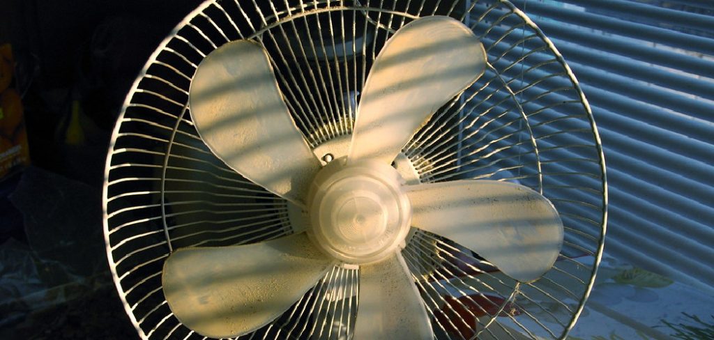 How to Keep Dust From Accumulating on Fan Blades